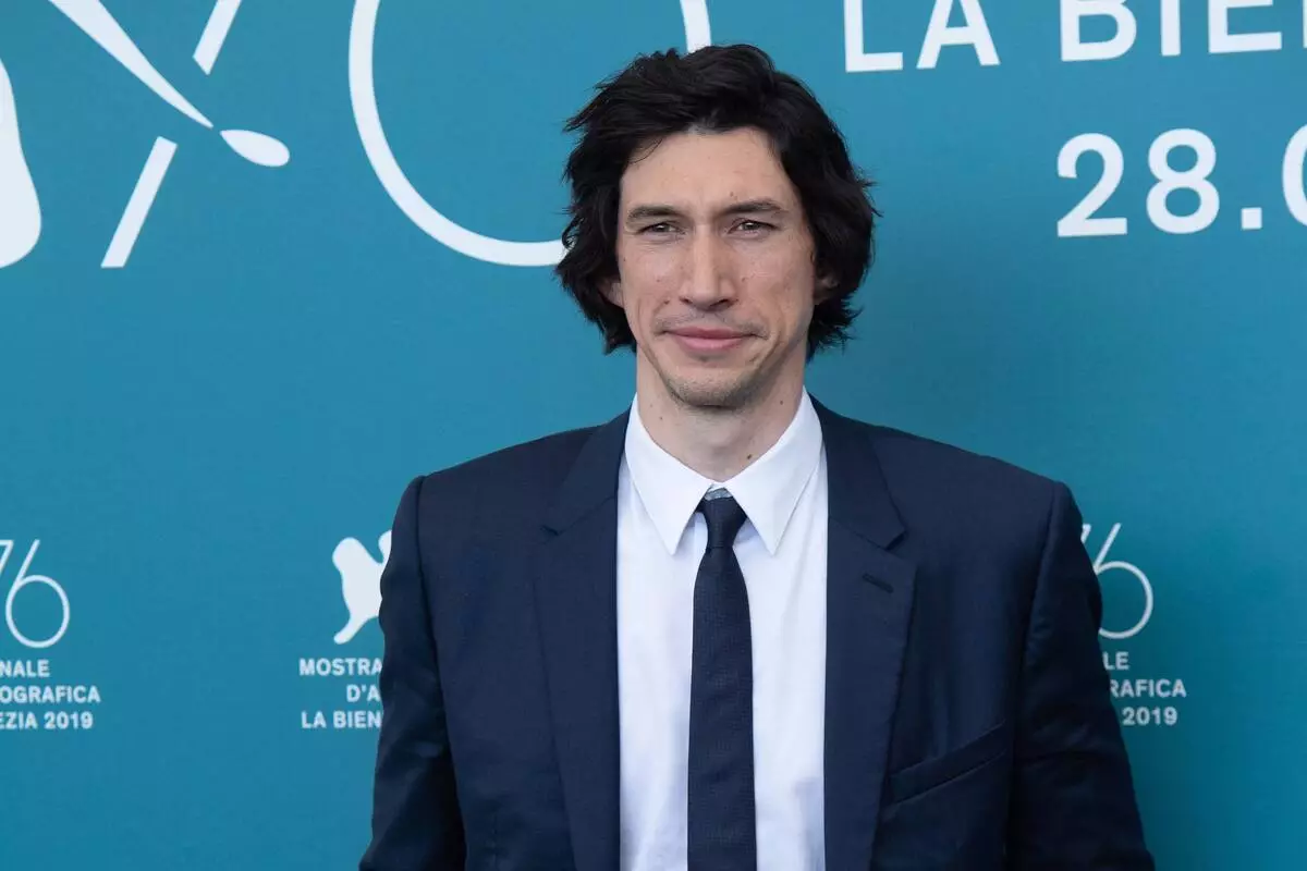 Adam-driver afbrudt for ikke at lytte til hans sang