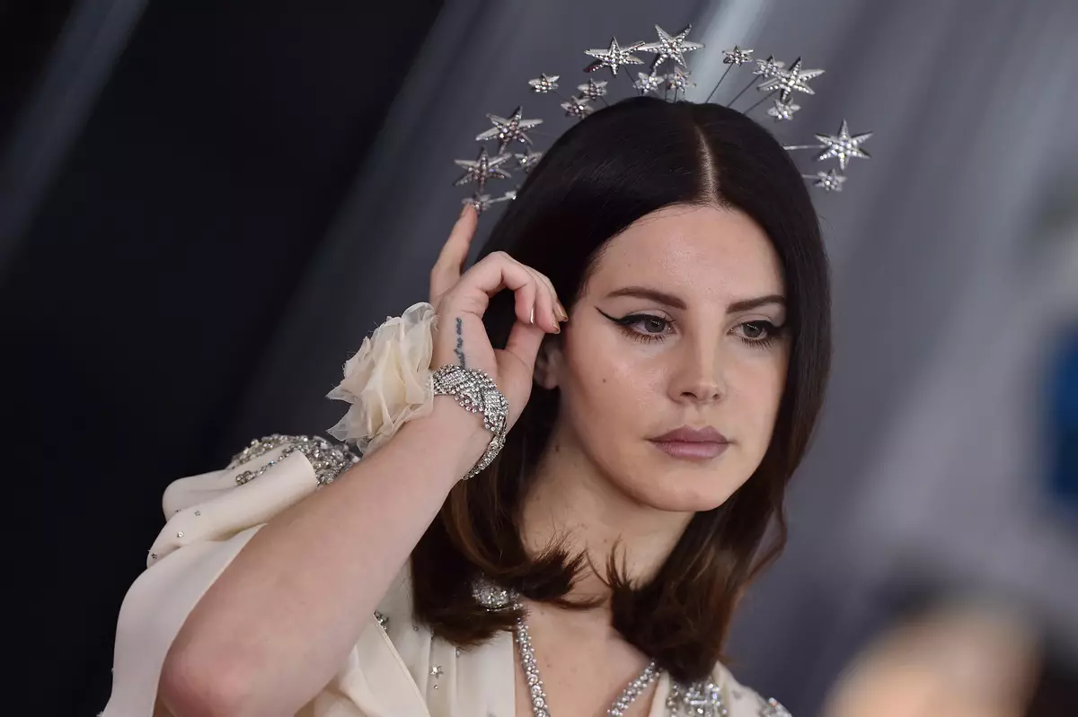 Lana Del Rey o ile a hlahisa balateli ba moshemane oa bona oa moshanyana