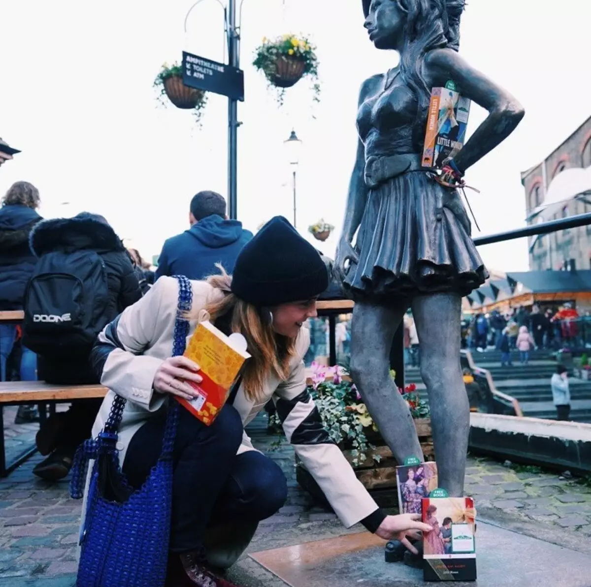 Emma Watson menyembunyikan beberapa buku di London untuk mempromosikan 