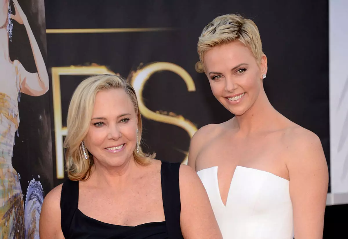 Níl náire ar charlize Theron chun labhairt faoin gcaoi ar mharaigh a máthair a hathair