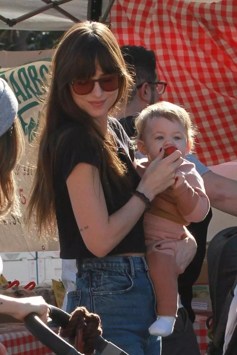 Foto: Dakota Johnson op die boeremark met 'n kind