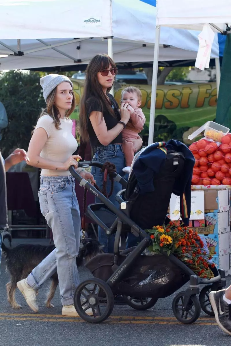 Foto: Dakota Johnson på landmændsmarkedet med et barn 27649_2