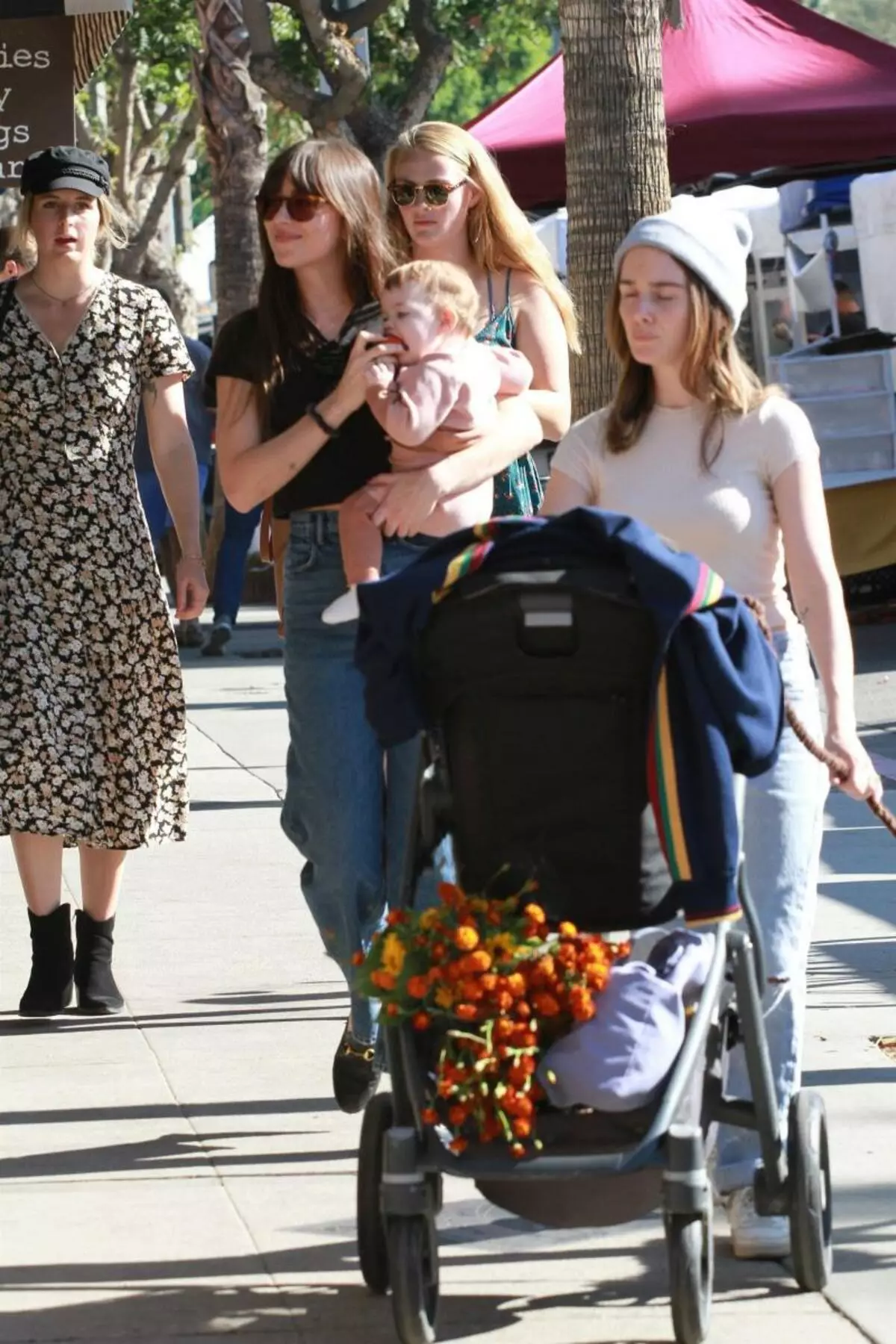 Foto: Dakota Johnson på böndermarknaden med ett barn 27649_3