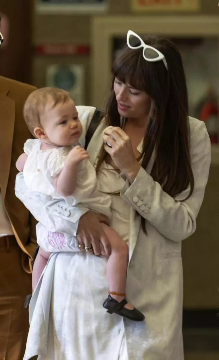 Foto: Dakota Johnson auf dem Bauernmarkt mit einem Kind 27649_5