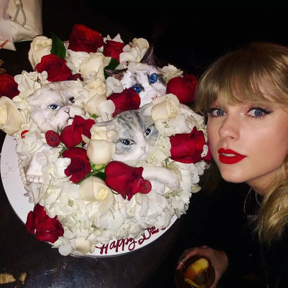 Pişiklər və ulduz dostları ilə tort: ​​Taylor Swift 30 illik yubileyini qeyd etdi 27654_1