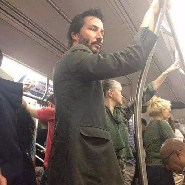 Sa halip ng limousine: 9 Hollywood stars na mas gusto sumakay sa subway 27664_14