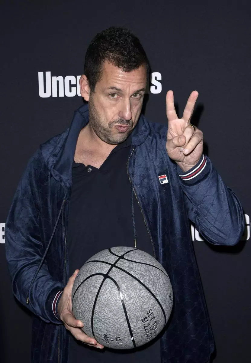 Adam Sandler ya sake haduwa da dandan allo na allo ta wurin A gidan shekaru 20 bayan 