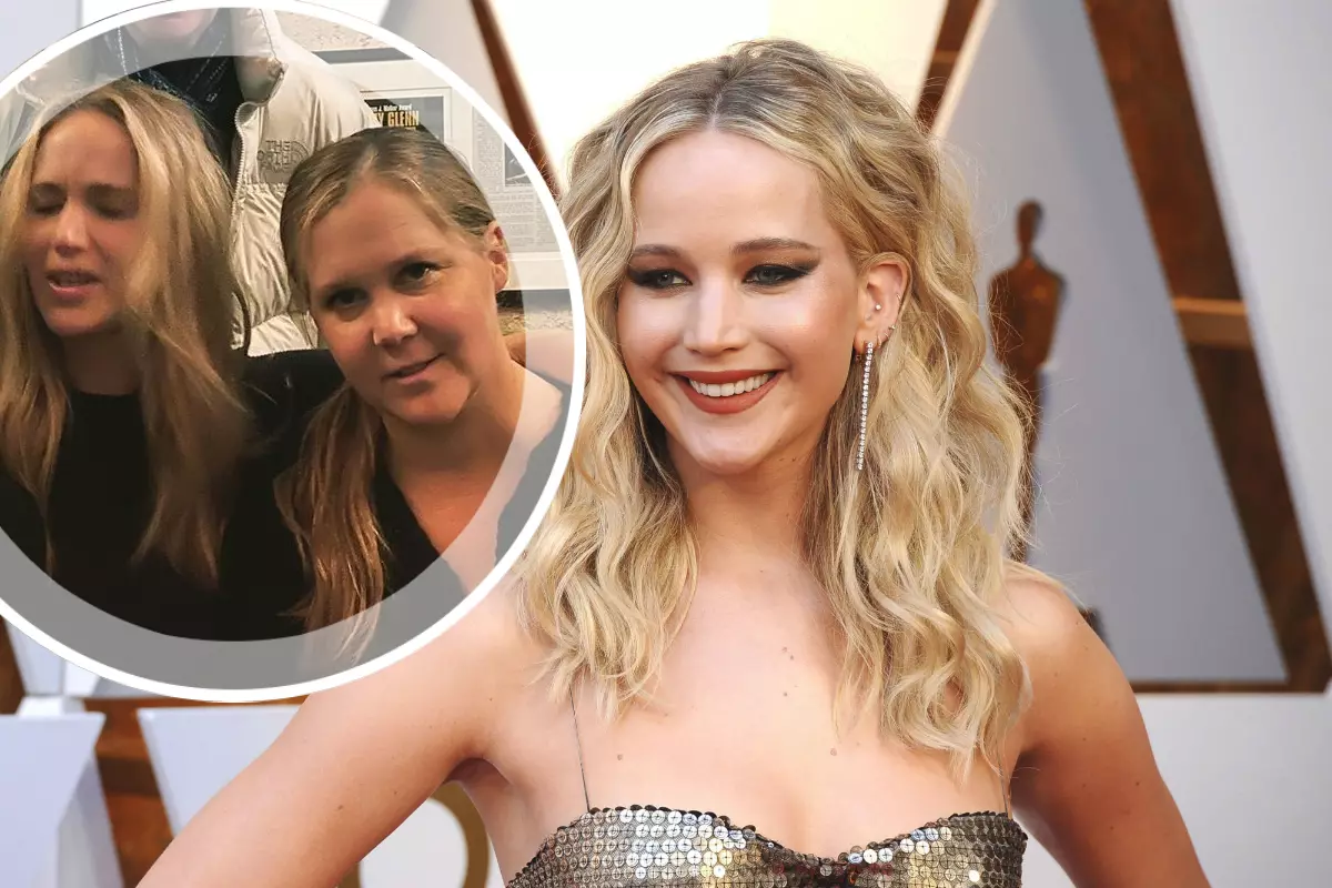 Spéit Gull Party: Jennifer Lawrence, Amy Somer an Phebe Wallen Bréck hunn Spaass op der Bar