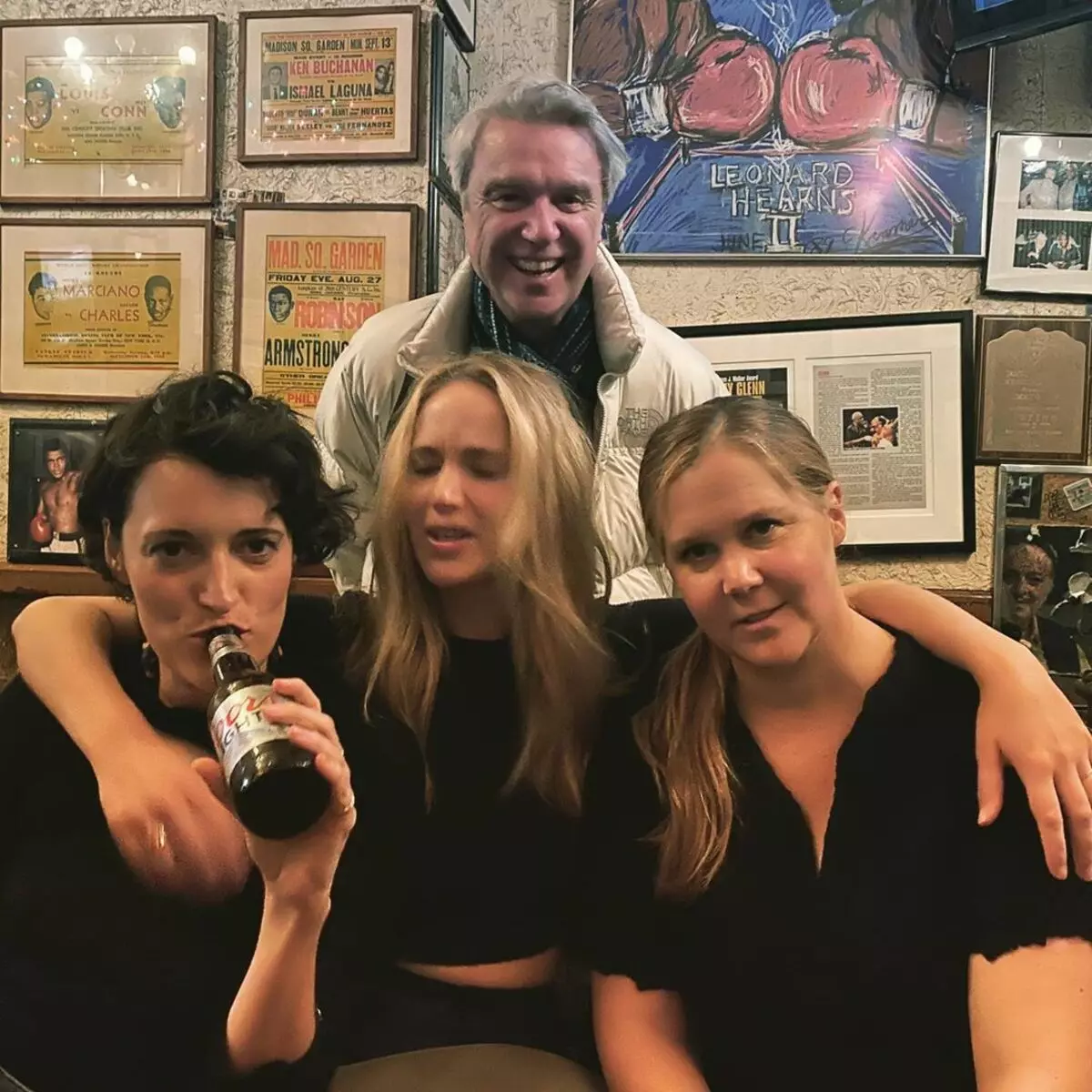 Festa de gaivota atrasada: Jennifer Lawrence, Amy Sumer e Phoebe Wallen Bridge se divertir no bar 27815_2