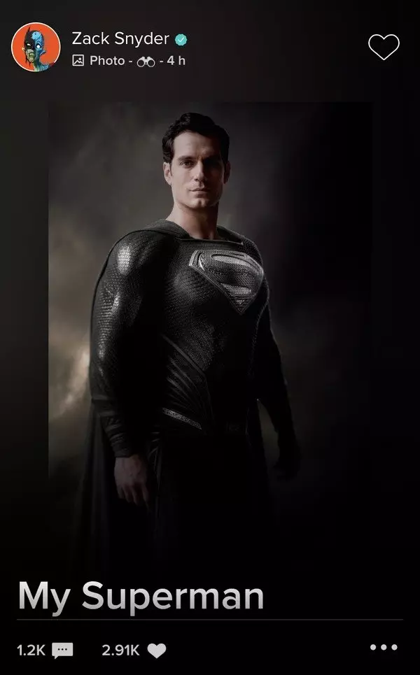 Zack Snyder mostrou ao Superman nun traxe negro na 