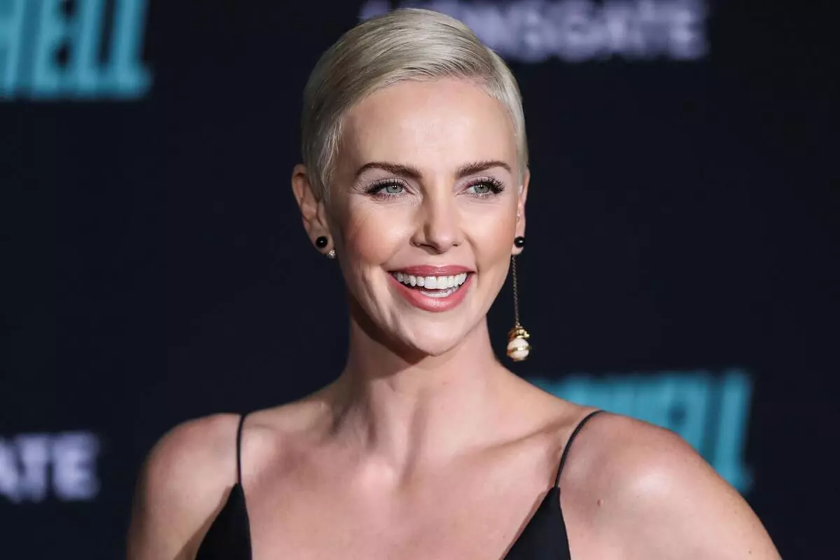 Charlize Theron不小心租来，庆祝SAG奖奖提名