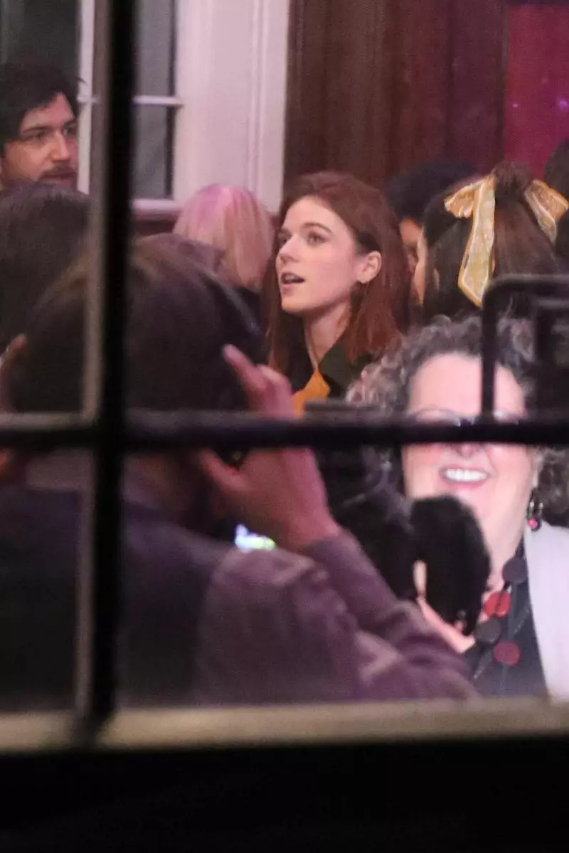 Rare output: Keith Harington and Rose Leslie went to the church after rumors about cheating 27916_5