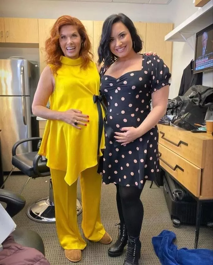 Demi Lovato ukázal zaoblené břicho po vyhlášení nového románu 27968_2