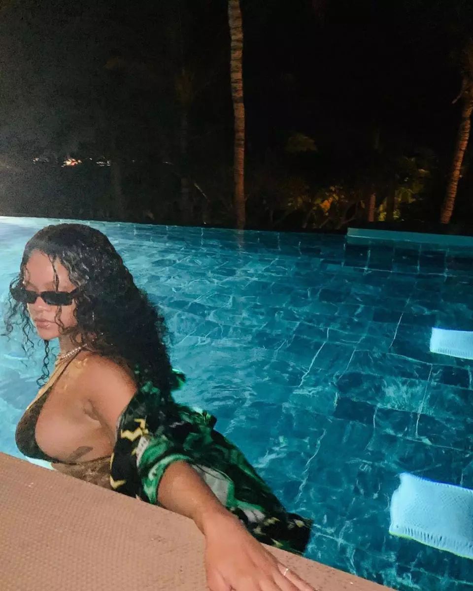 Ne glede na to, kako blokiran v Instagramu: Rihanna, okužena s kodičnimi fotografijami v bikiniju 28044_1