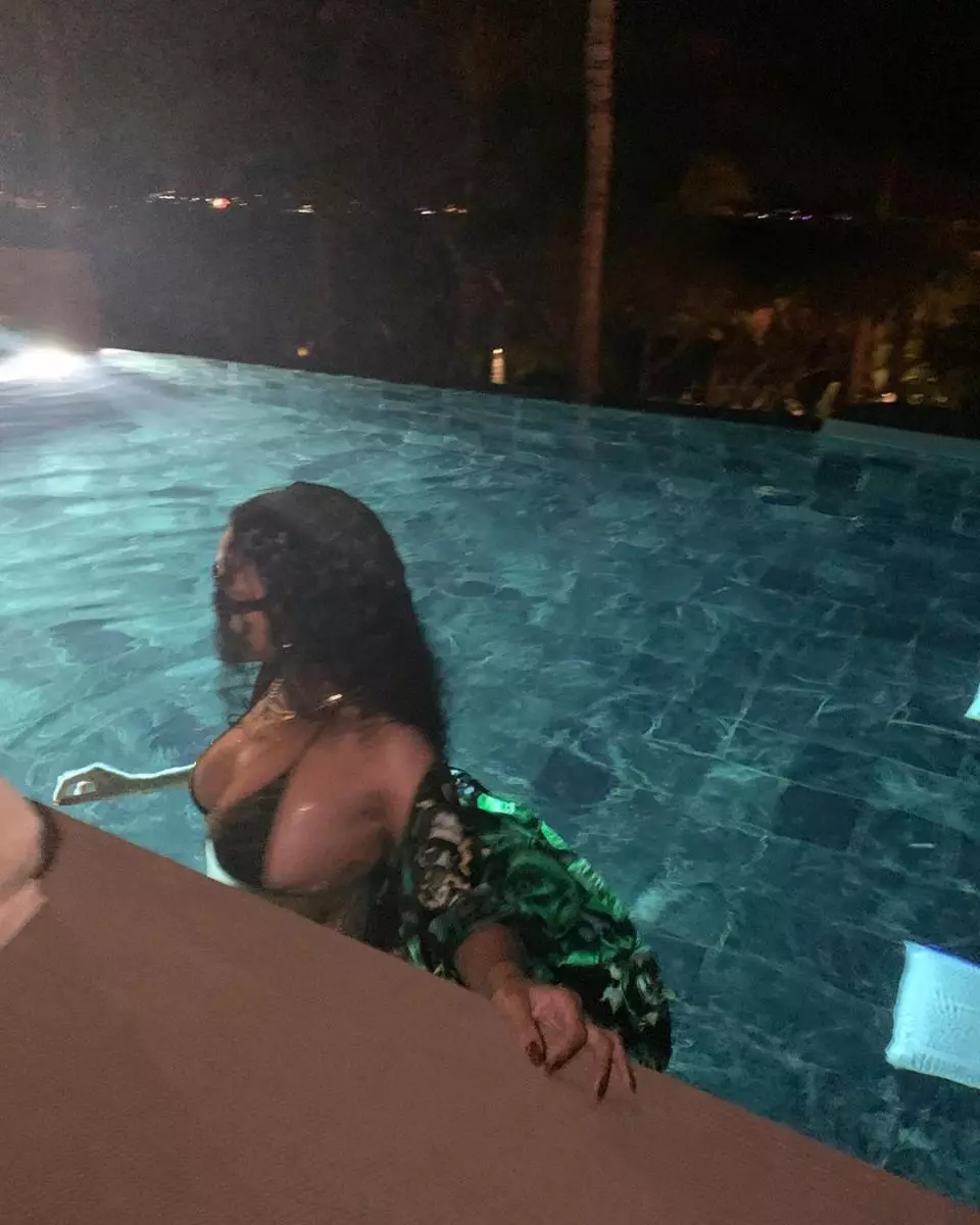 Ne glede na to, kako blokiran v Instagramu: Rihanna, okužena s kodičnimi fotografijami v bikiniju 28044_2