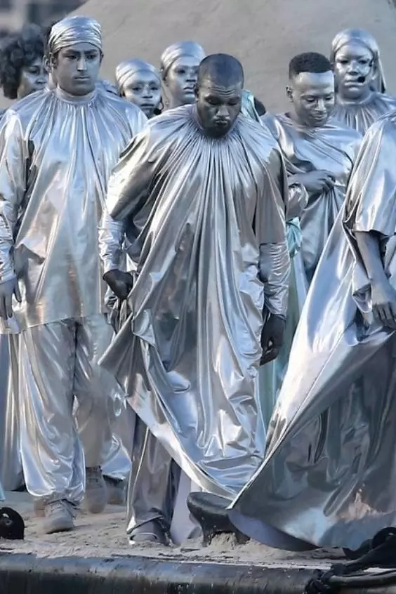 Hiç bir söz ýok: Kanye West, Opera Opera gatnaşmak üçin kümüş reňkde özüni kümüş reňkde boýady 28148_2