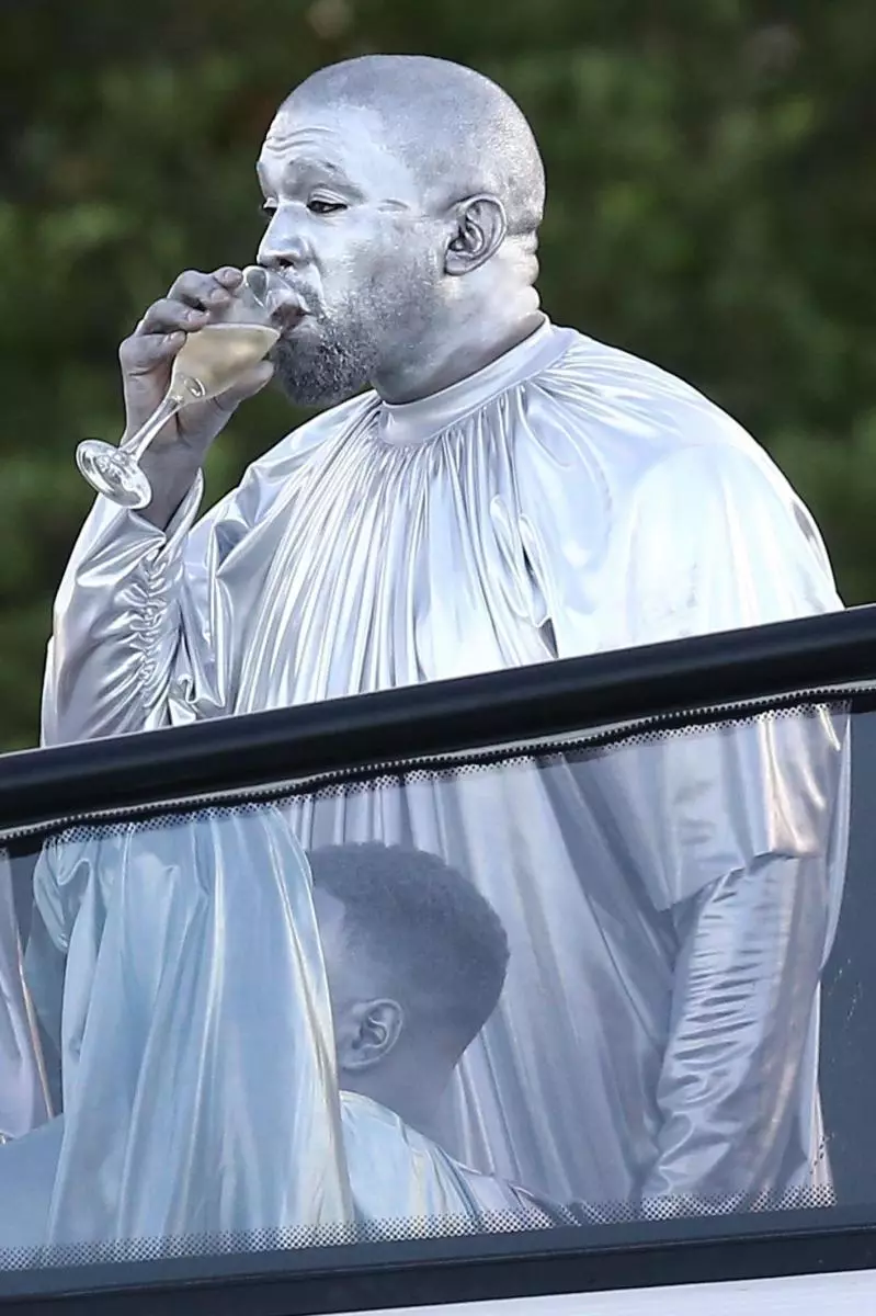 Sem palavras: Kanye West pintou a si mesmo em cor de prata para participar da ópera 28148_3