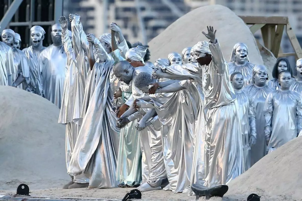 Hiç bir söz ýok: Kanye West, Opera Opera gatnaşmak üçin kümüş reňkde özüni kümüş reňkde boýady 28148_4