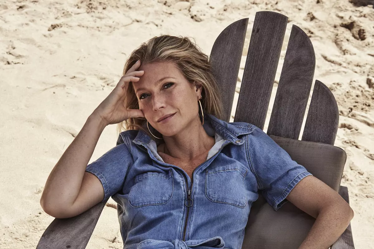 Gwyneth Paltrow pleased himself with a vibrator in hooligan advertising his brand