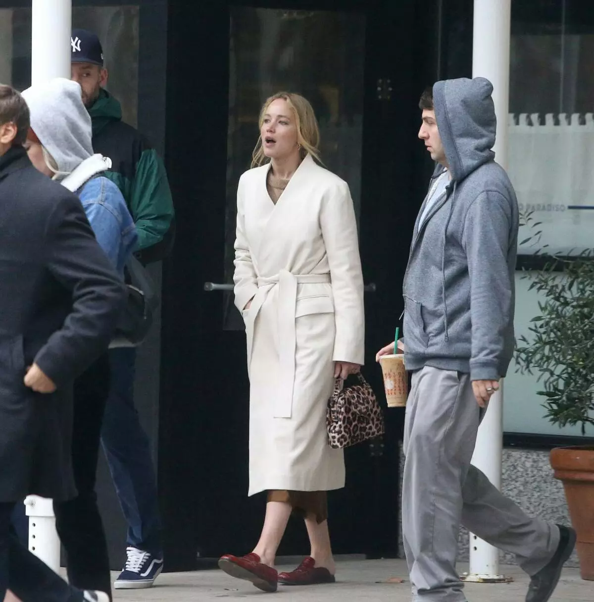 Foto: Lelah Jennifer Lawrence dan Cook Maroni kembali ke New York setelah bulan madu 28195_3