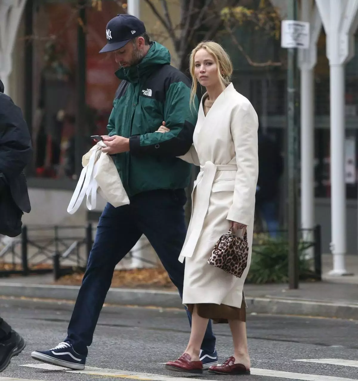 Foto: fatige Jennifer Lawrence ak kwit Maroni retounen nan New York apre myèl 28195_4