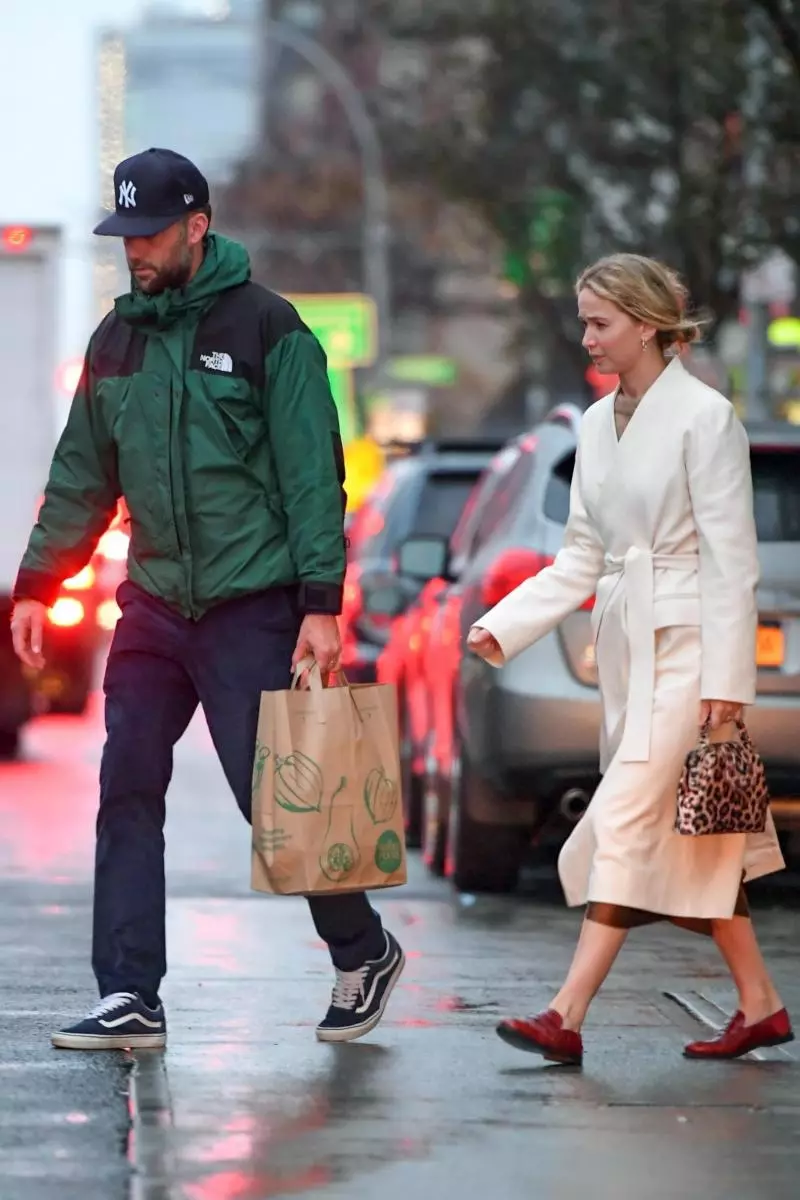 Foto: Træt Jennifer Lawrence and Cook Maroni vendte tilbage til New York efter bryllupsrejse 28195_6