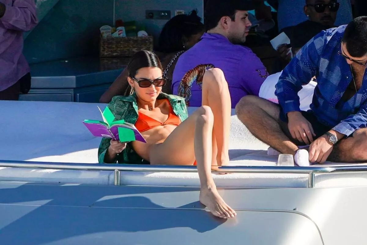 Kendall Jenner е риснал за четене на книга в бикини: 
