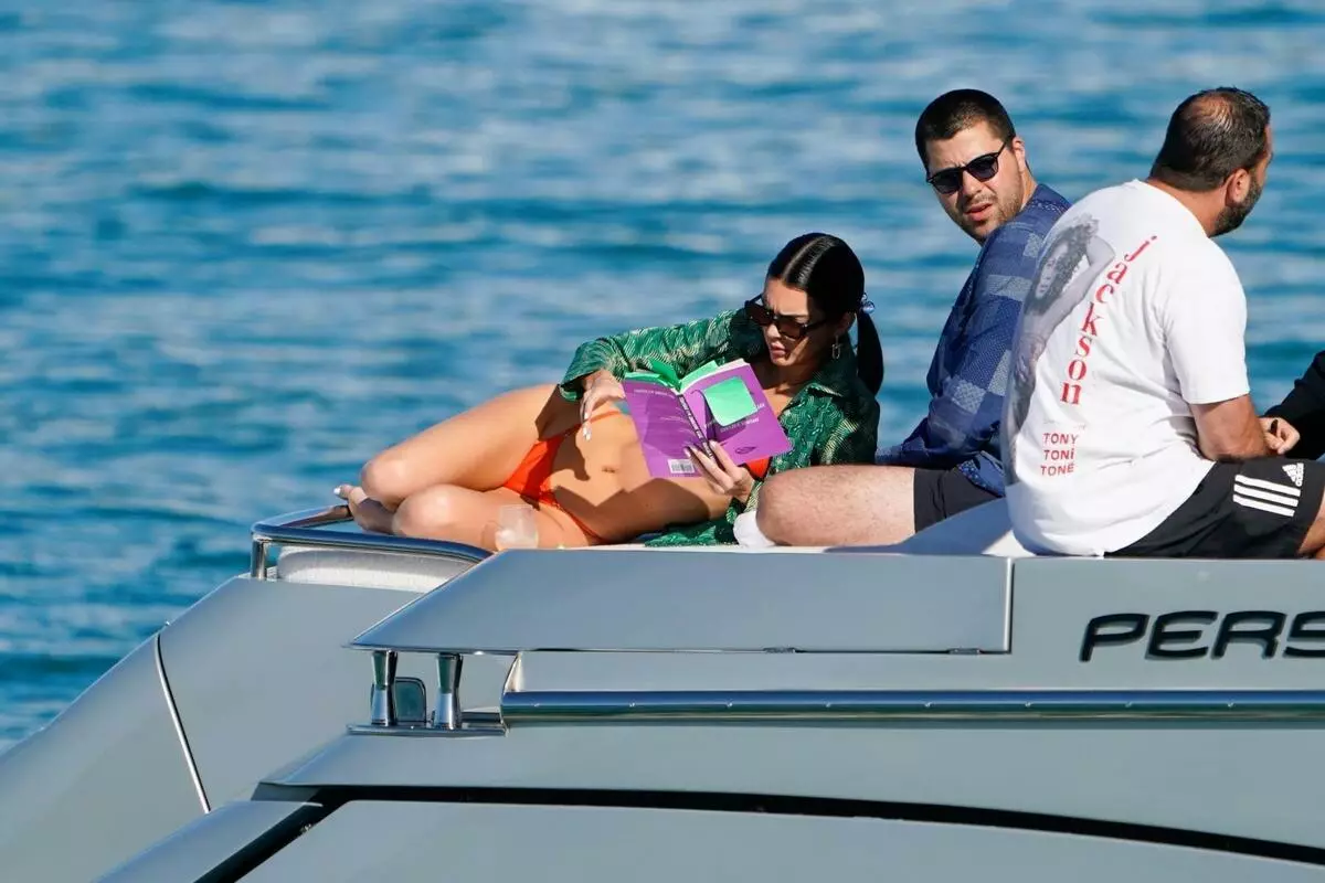 Kendall Jenner Bikini'de bir kitap okumak için ridicked: 