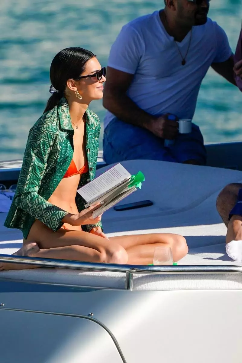 Kendall Jenner het om 'n boek in Bikini te lees: 