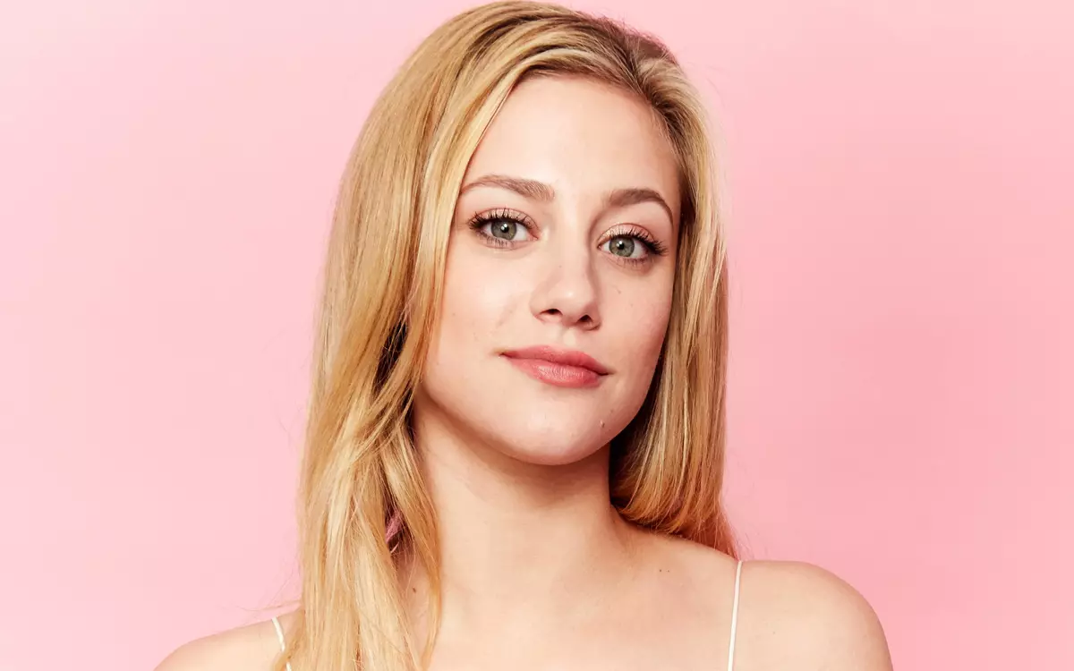 Star "Riverdale" Lily Reinhart vastustaa sovelluksia retusointiin: "Ne ovat vaarallisia terveydelle"