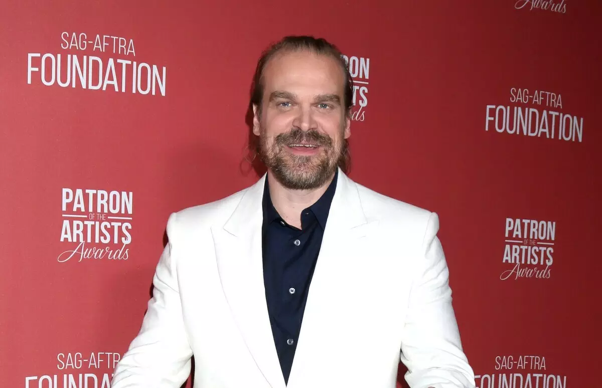 Þykkt með yfirvaraskegg: David Harbour ridicked nýja kynlíf tákn stöðu hans