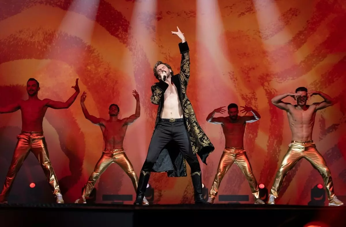 Rachel Makadams und ferrell gegen den russischen Sänger im Eurovision Trailer 28283_2