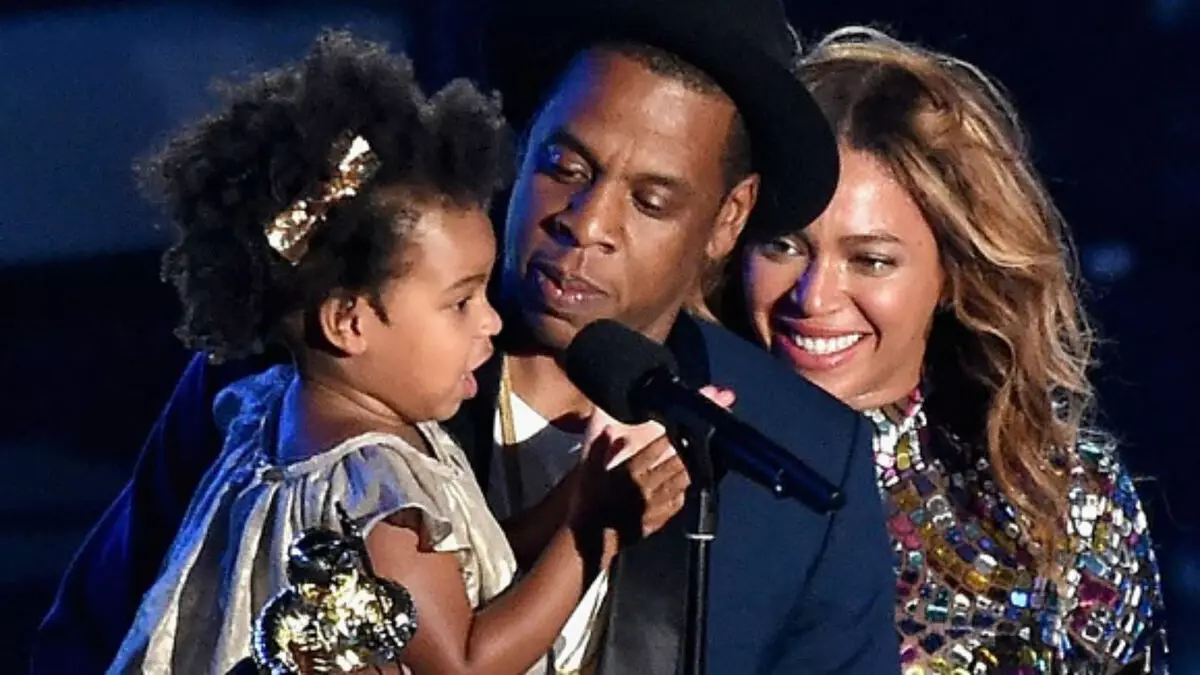 Anak perempuan berusia empat tahun Beyonce Blue IVI sendiri menyunting foto untuk rangkaian sosial