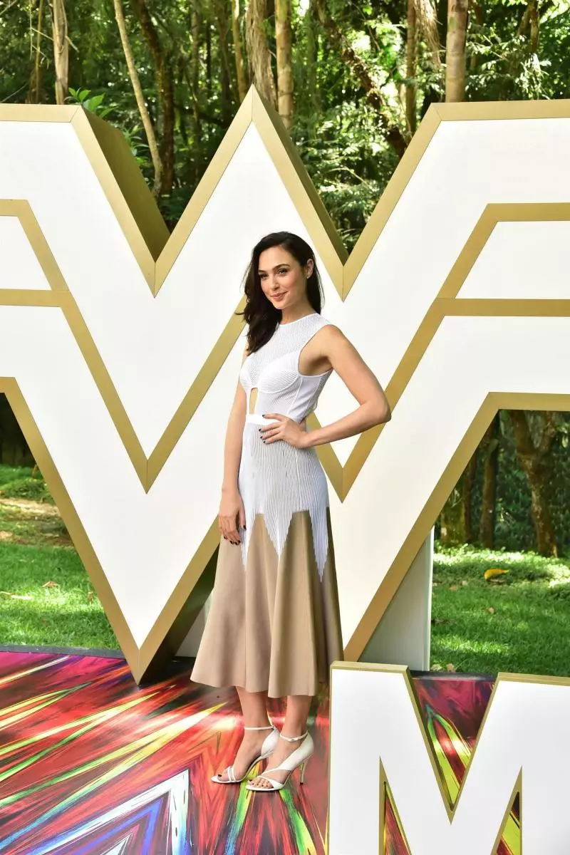 Gal Gadot, Chris pušis ir šviesiaplaukė Pedro Pascal pirmoje priekaboje filmo 