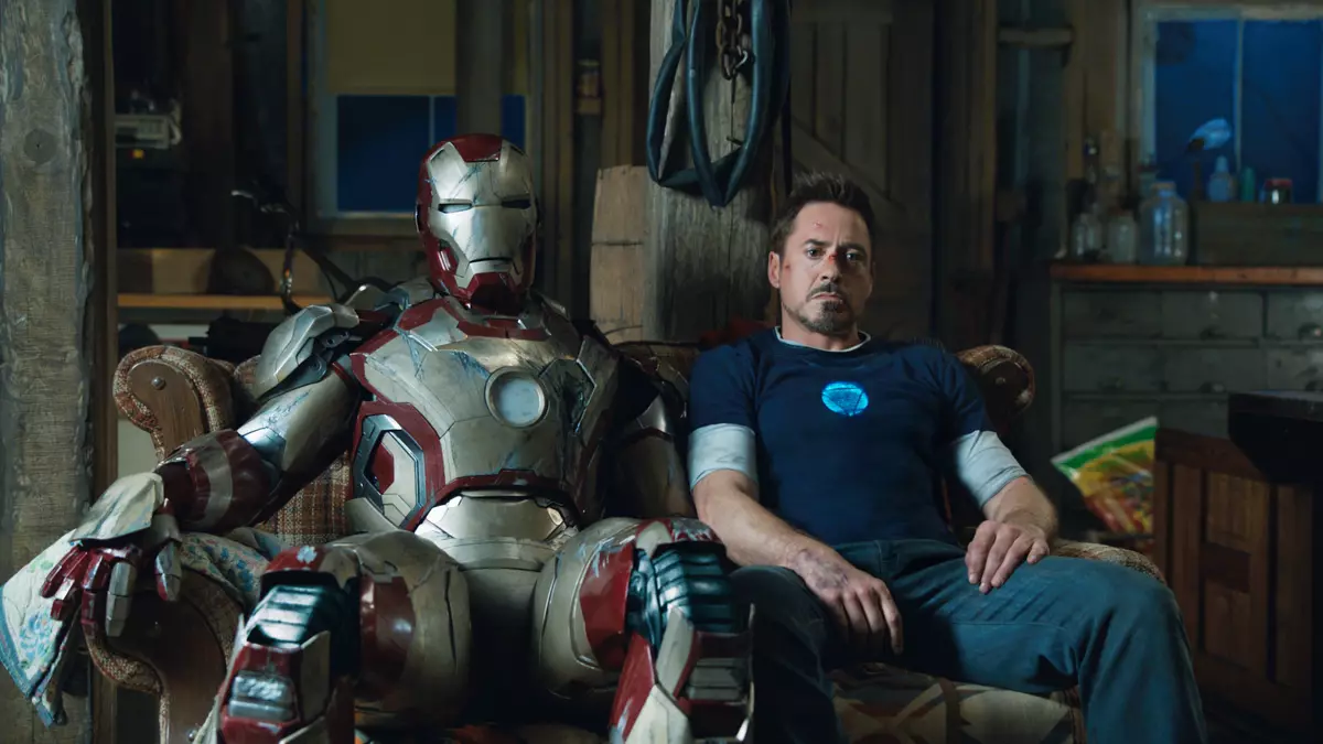 Iron Man fèt pa Robert Downey Jr ap retounen nan seri a "Ki sa ki, si?"