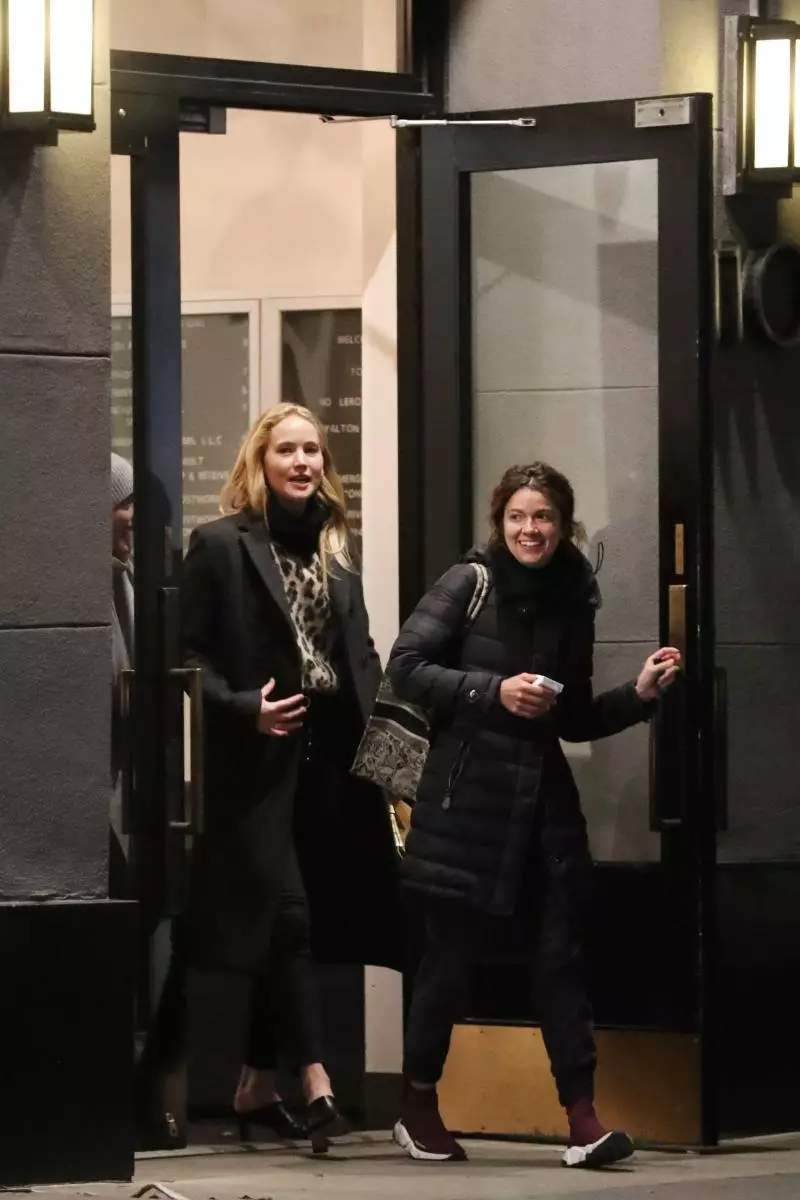 Poignée, sans maquillage: Jennifer Lawrence sur une promenade avec des amis à New York 28566_1