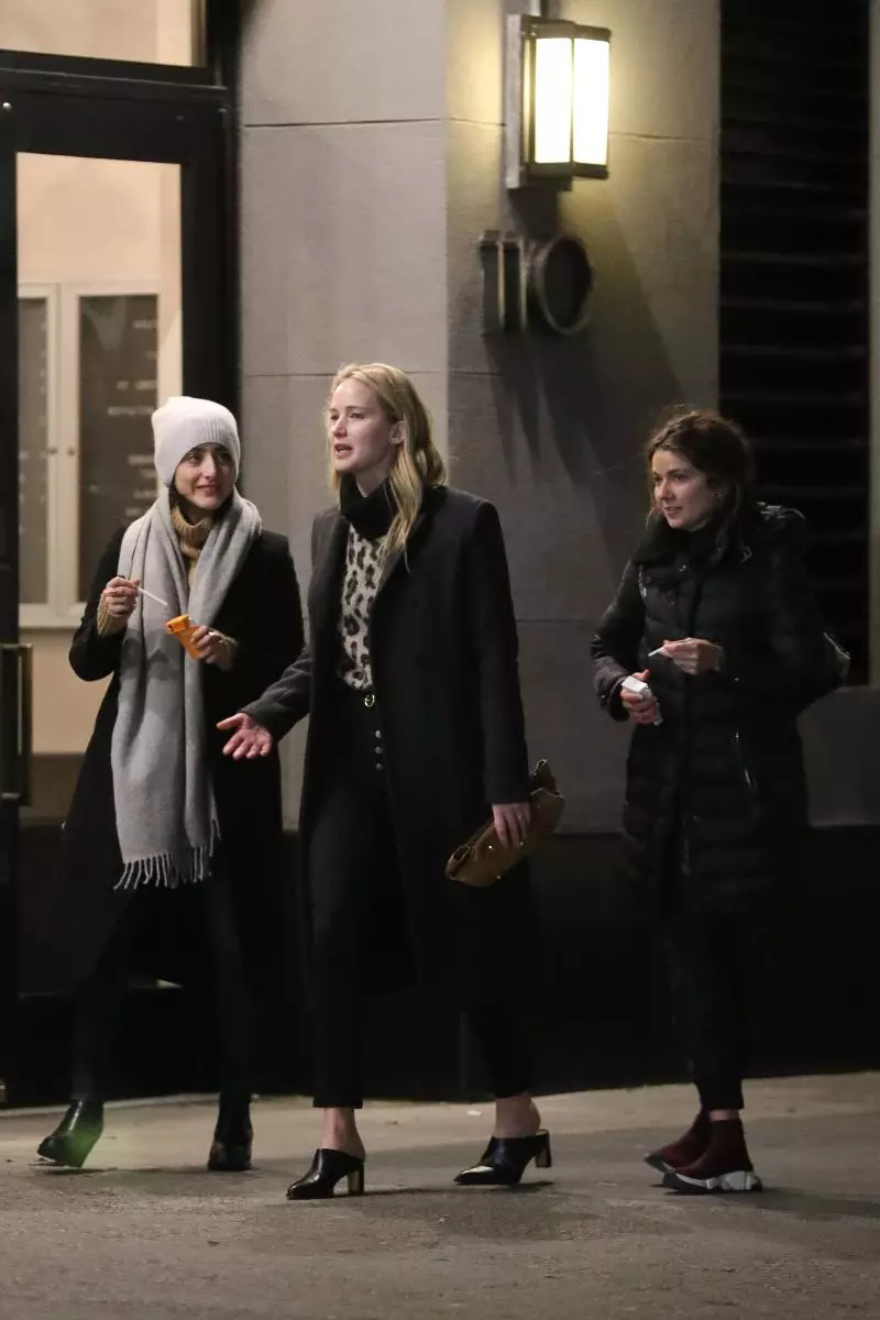 จัดการโดยไม่ต้องแต่งหน้า: Jennifer Lawrence ในการเดินเล่นกับเพื่อน ๆ ในนิวยอร์ก 28566_2