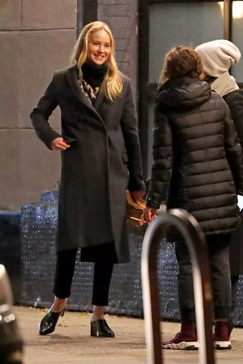 จัดการโดยไม่ต้องแต่งหน้า: Jennifer Lawrence ในการเดินเล่นกับเพื่อน ๆ ในนิวยอร์ก 28566_3