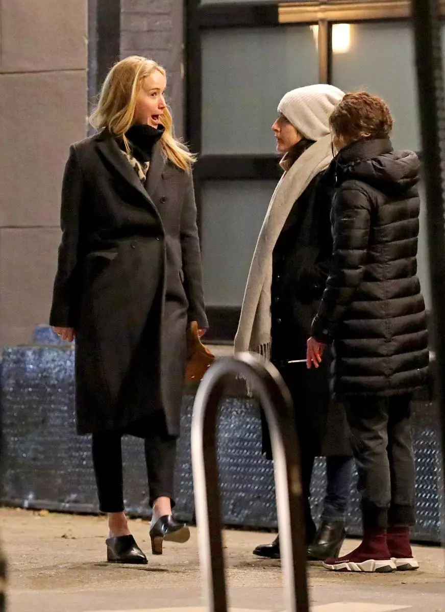Rankena, be makiažo: Jennifer Lawrence pasivaikščiojimas su draugais Niujorke 28566_4