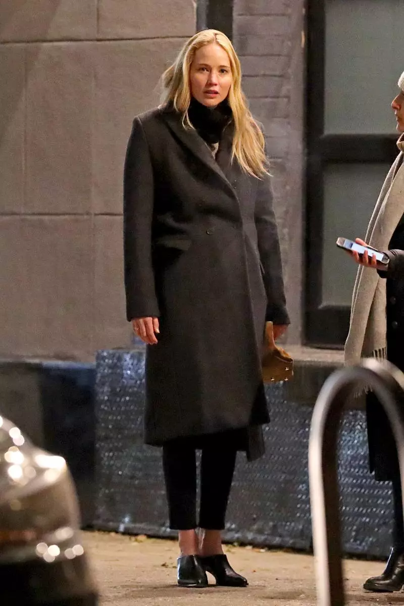 Poignée, sans maquillage: Jennifer Lawrence sur une promenade avec des amis à New York 28566_5