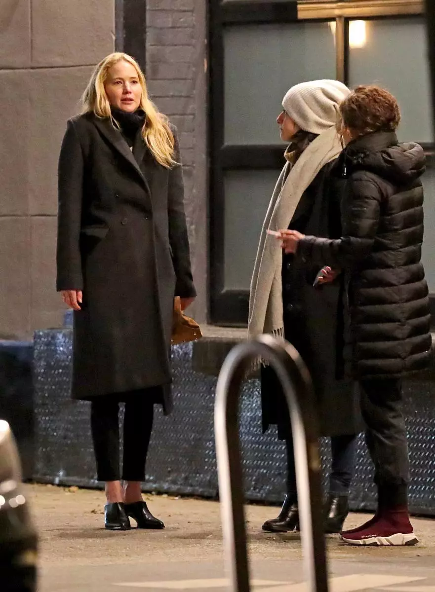 Poignée, sans maquillage: Jennifer Lawrence sur une promenade avec des amis à New York 28566_6