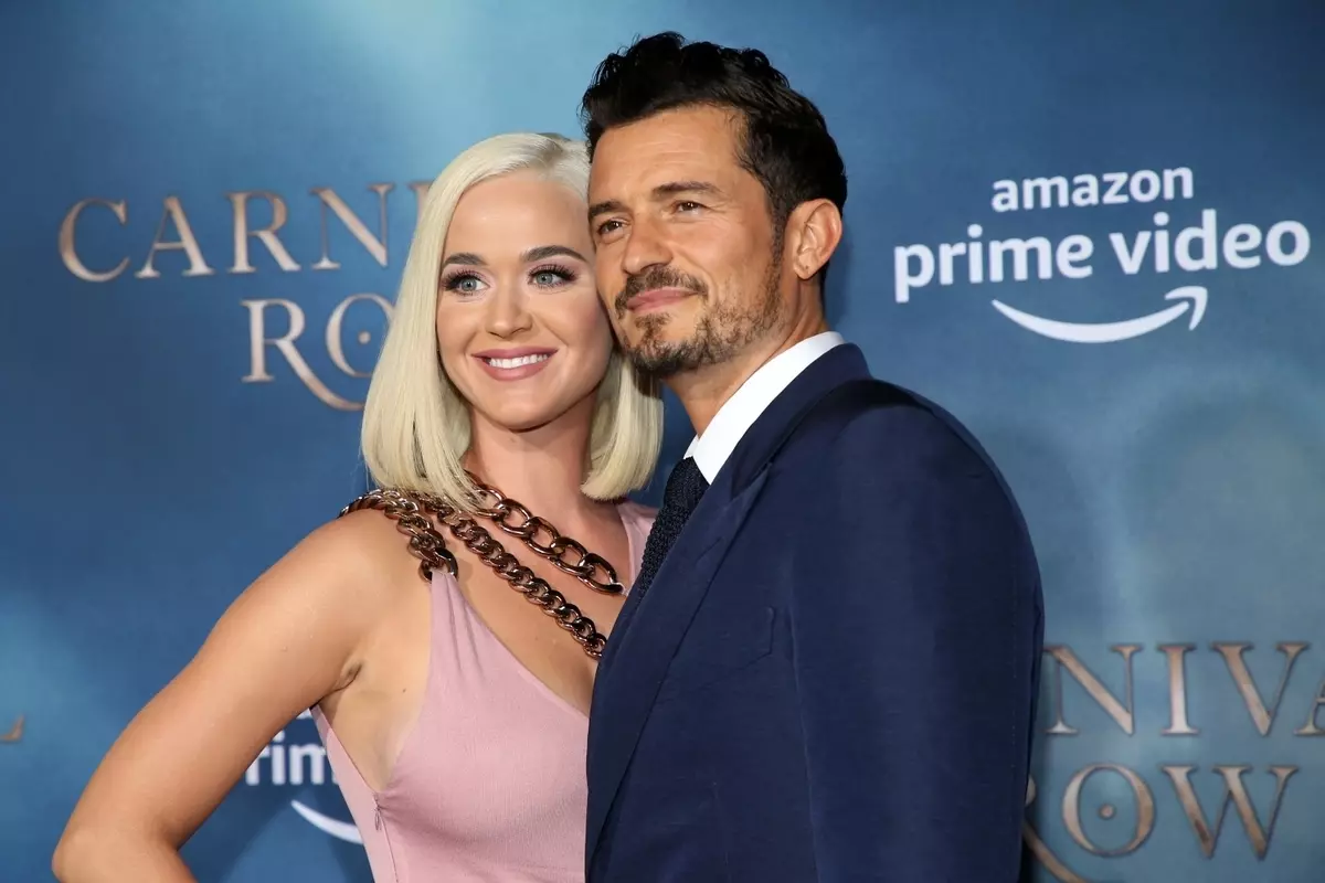 Media: Katty Perry en Orlando Bloom hat de brulloft útsteld, mar "noch heul yn leafde"