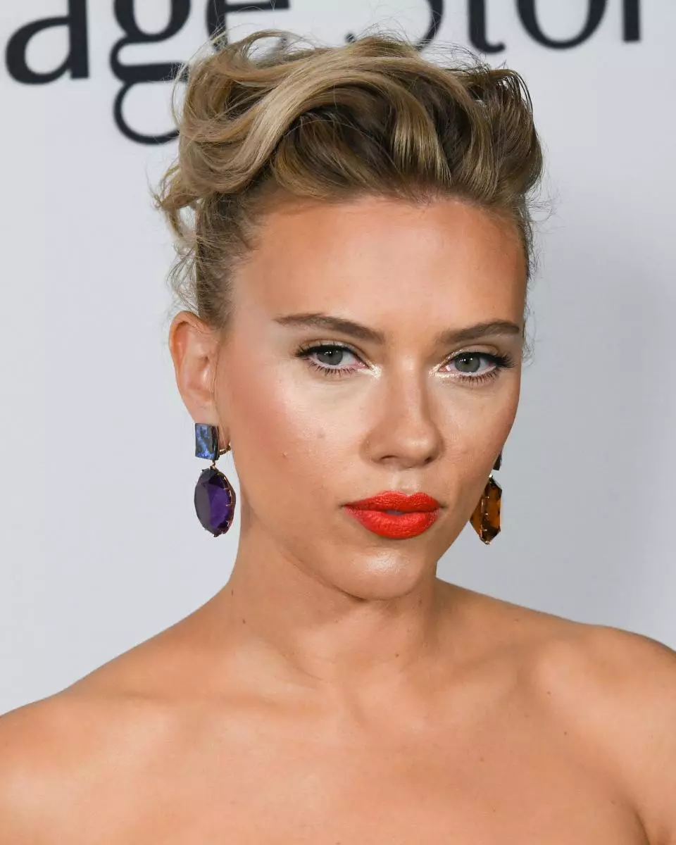 Scarlett Johansson preskaŭ forlasis la kinon pro seksa objektigo: 