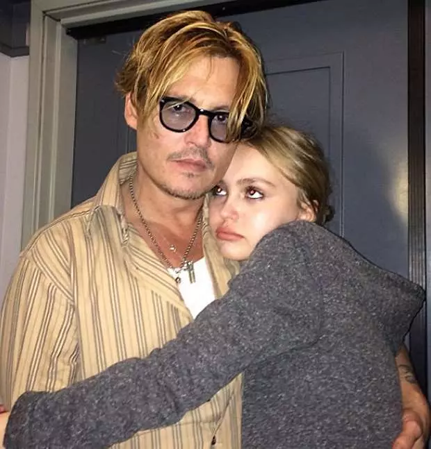 Lily Rose Depp adanena za maphunziro a makolo: 