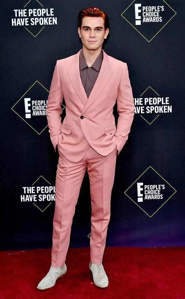 Lucy Hale, Kay Jay Apa, familie van Kardashyan en anderen op de rode loopbrug People's Choice Awards 2019 28975_15