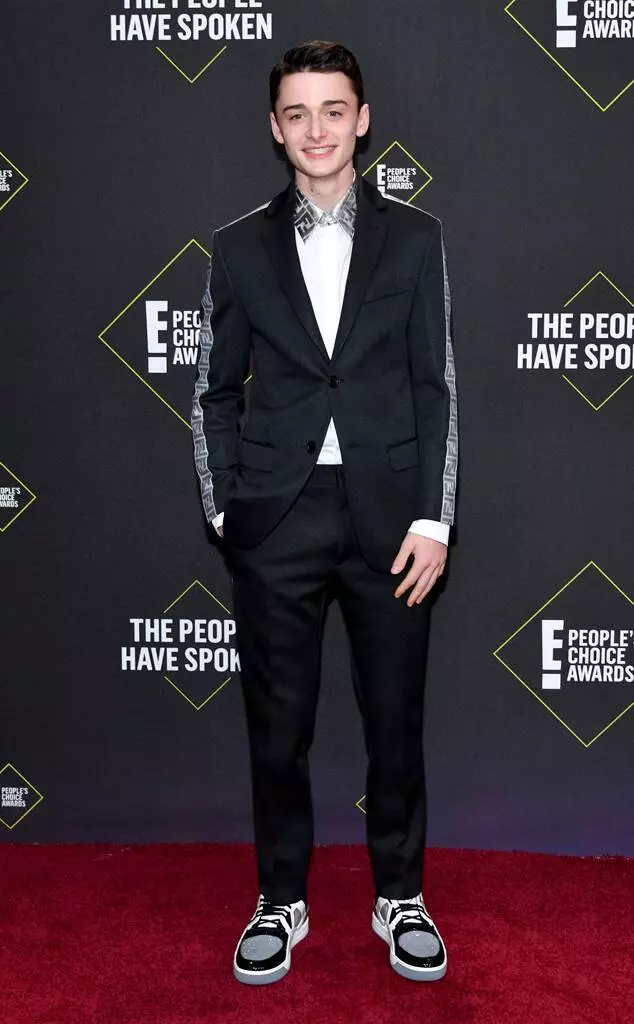 Lucy Hale, Kay Jay APA, familie av Kardashyan og andre på Red Walkway People's Choice Awards 2019 28975_16