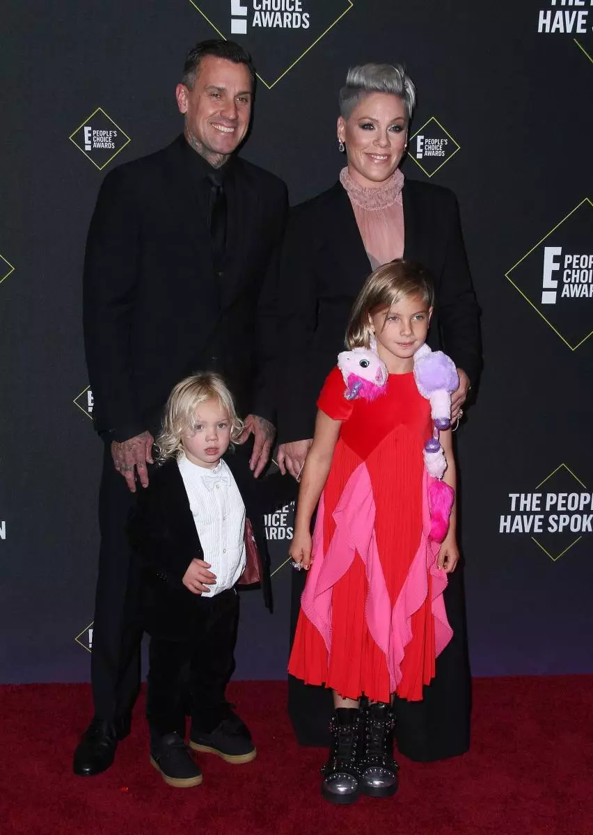 Lucy Hale, Kay Jay APA, familie av Kardashyan og andre på Red Walkway People's Choice Awards 2019 28975_6