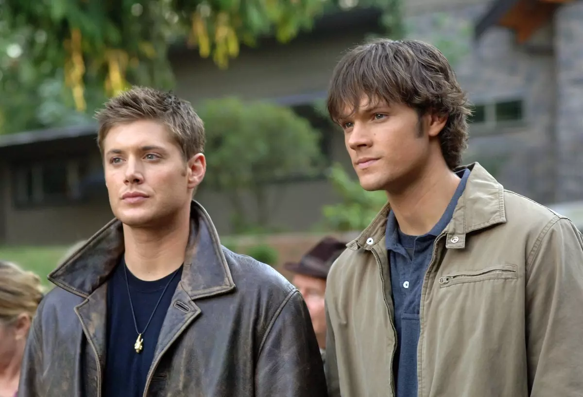 Jensen EKLS in Jared Padaleks, ki so bili predlagani kot Brothers Winchesters se ukvarjajo s pokojninami.