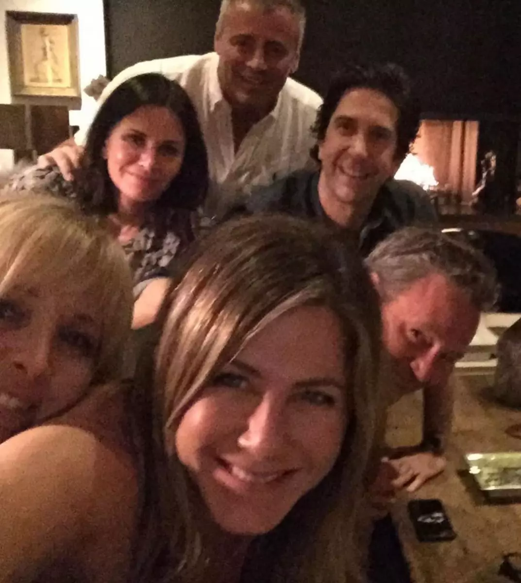 Monica a Chandler Eto gyda'i gilydd: Courtney Cox Selfie Rennir gyda Matthew Perry 29013_1