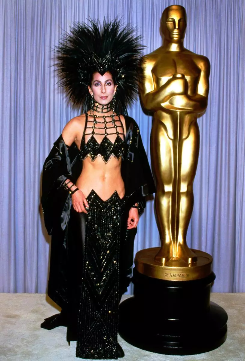 Cher disse por que ela veio para Oscar em 1986 em um vestido franco com penas 29081_1